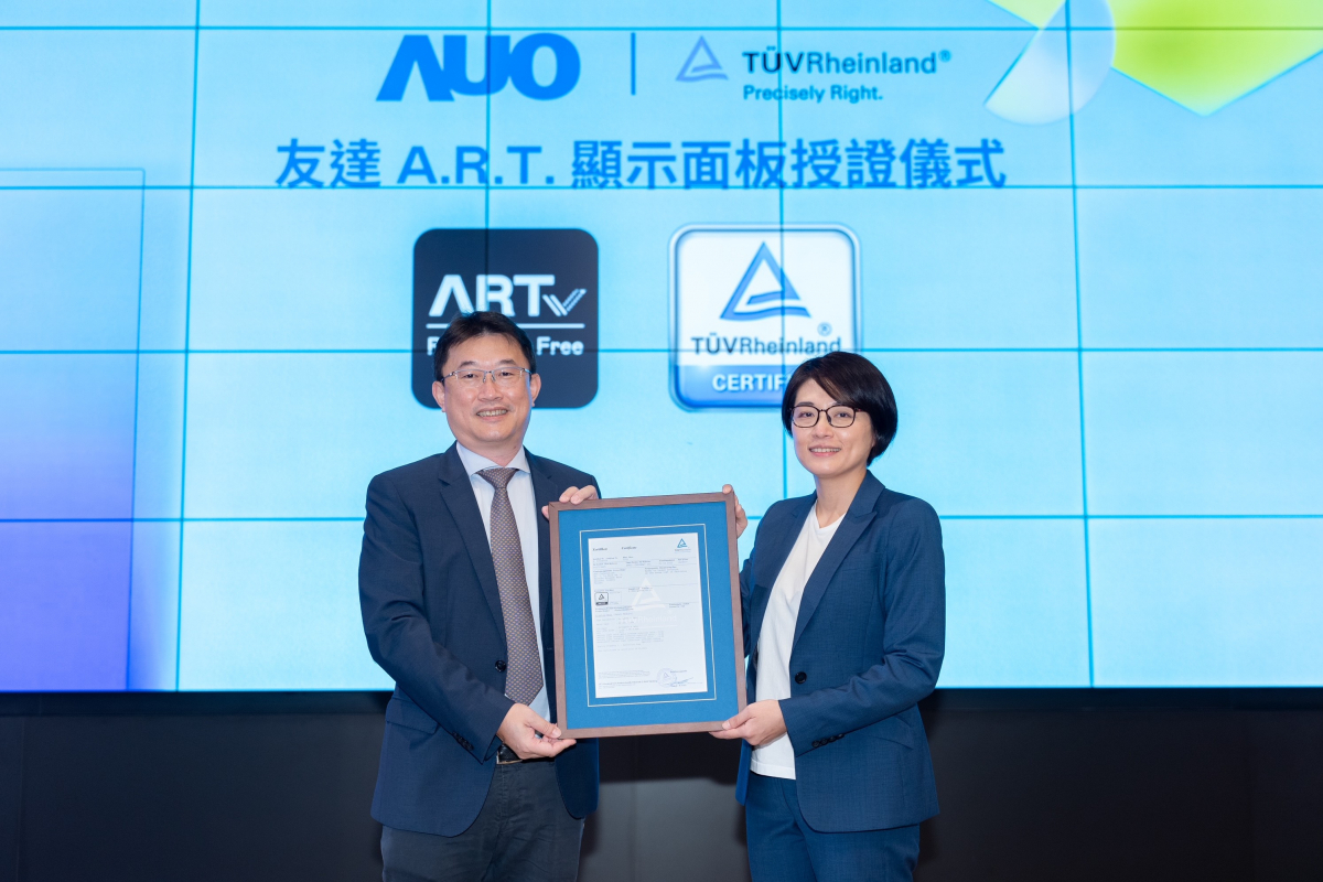球盟会A.R.T.显示技术获得全球首张德国莱因TUV无反射认证，由球盟会光电显示策略事业群资深副总经理陈建斌代表受证(图左)
