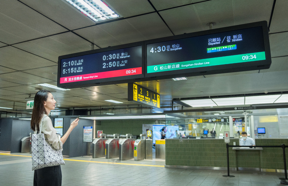 達擎TARTAN顯示器的特殊長條型比例非常適合空間與高度有限的大眾運輸場域應用，具備工業等級高品質、高亮度、高解析與高色彩飽和度等優勢，打造都會智能車站新風貌。