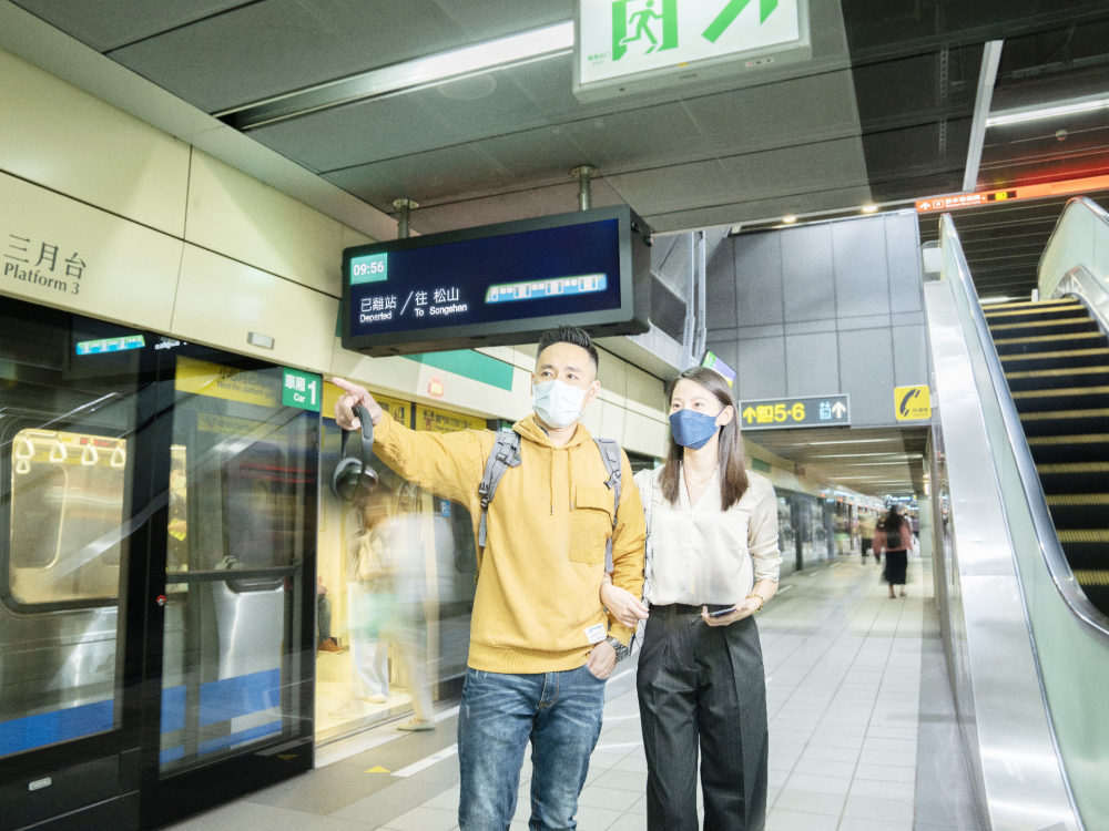 友達旗下達擎之客製化TARTAN顯示器，於台北捷運中山站亮相。以獨特長條型比例與高畫質特色，為台北捷運站帶來嶄新的都會車站風貌