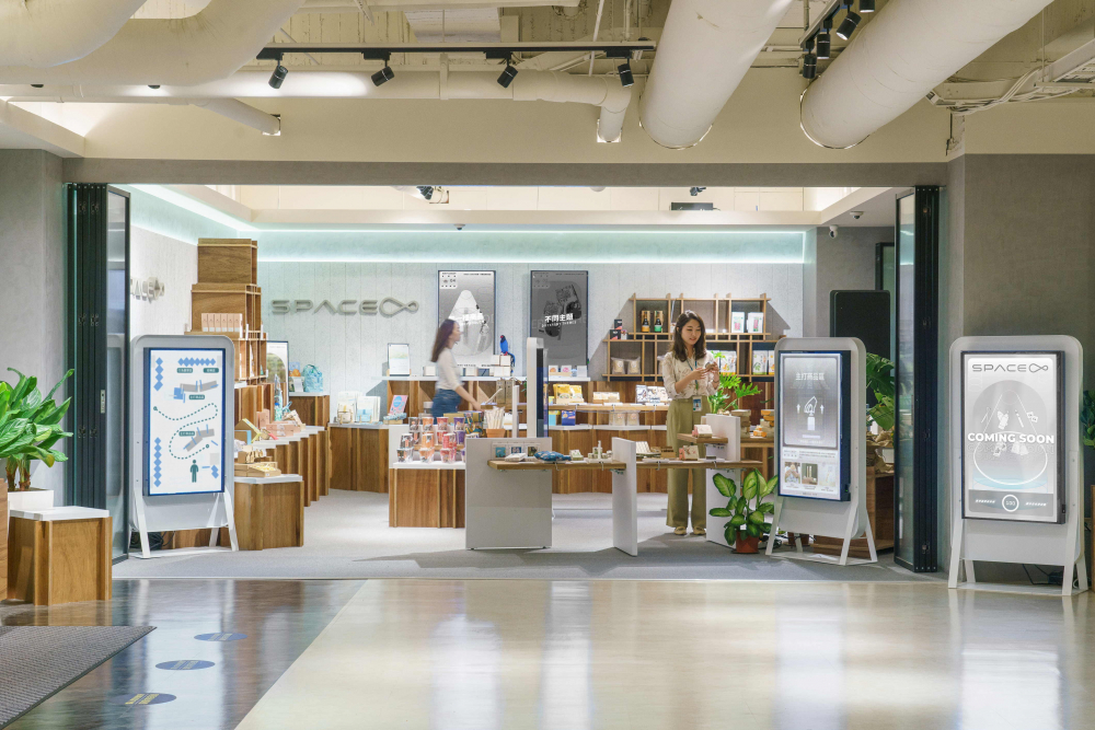 球盟会打造永续选物商店，展示社企及社创商品，结合创利空间所开发的智能零售系统，整合多元产品信息，让无人商店扮演公益行动的推手
