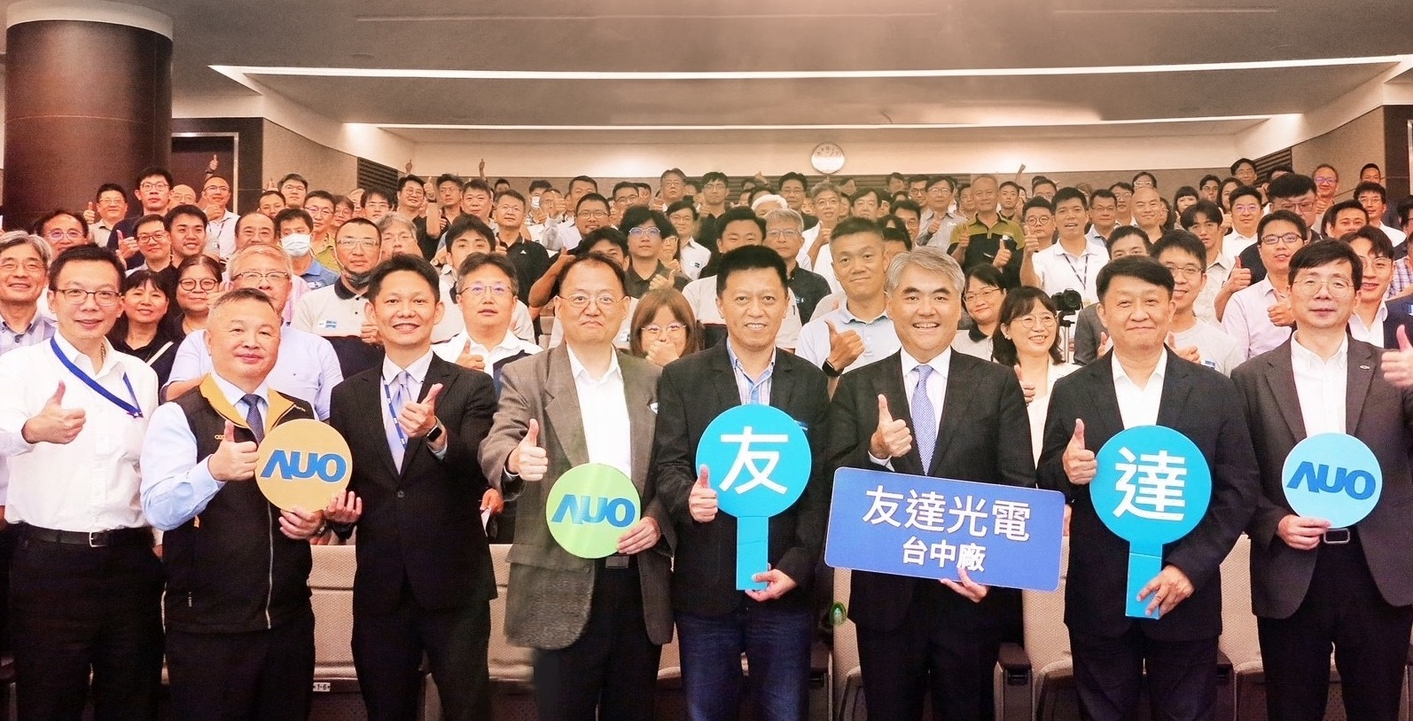 友達以太陽能解決方案領航者，跨足建築領域，4日在台中廠區舉辦「光電建築一體化研討會」，邀請產業先驅共同推動綠化，打造新一代智慧綠建築。