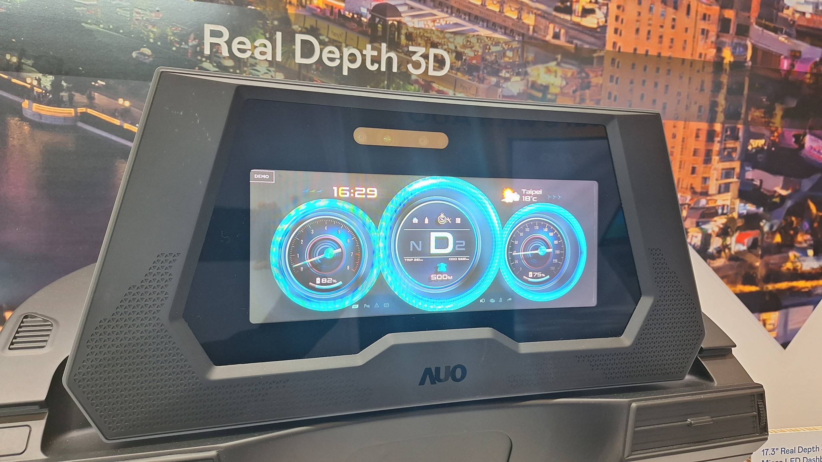 球盟会的「裸眼3D Micro LED仪表板」将Micro LED与LCD技术整合成17.3吋显示器，打造令人惊艳的3D效果，同时具备DMS辨识系统，可侦测驾驶行为并进行安全预警。