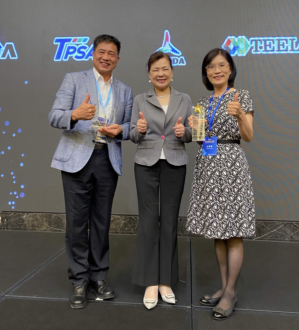 友達致力推動永續發展，於Touch Taiwan2024以3R策略貫穿Display、ESG展位實現綠色展覽目標之成果，Display展位獲綠色裝潢設計鑽質獎最高榮譽，ESG同獲金質獎殊榮。由經濟部長王美花（中）親自頒予友達光電董事長彭双浪（左）、友達光電永續長古秀華（右）