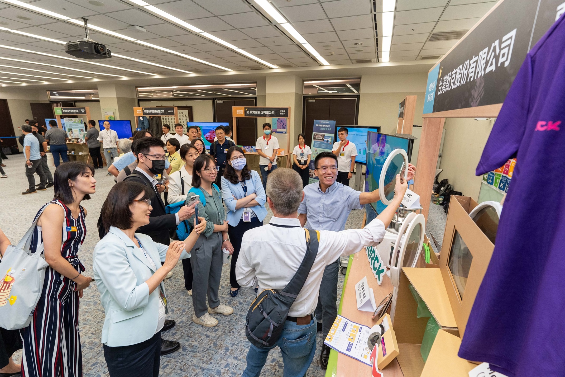 球盟会连手产业伙伴策划首届生态圈联展，展示如何将废塑料循环再利用，创新解决方案包括：塑料包材再生与循环使用、再生塑料研发及应用、废塑料回收再生技术、减塑生活提案等