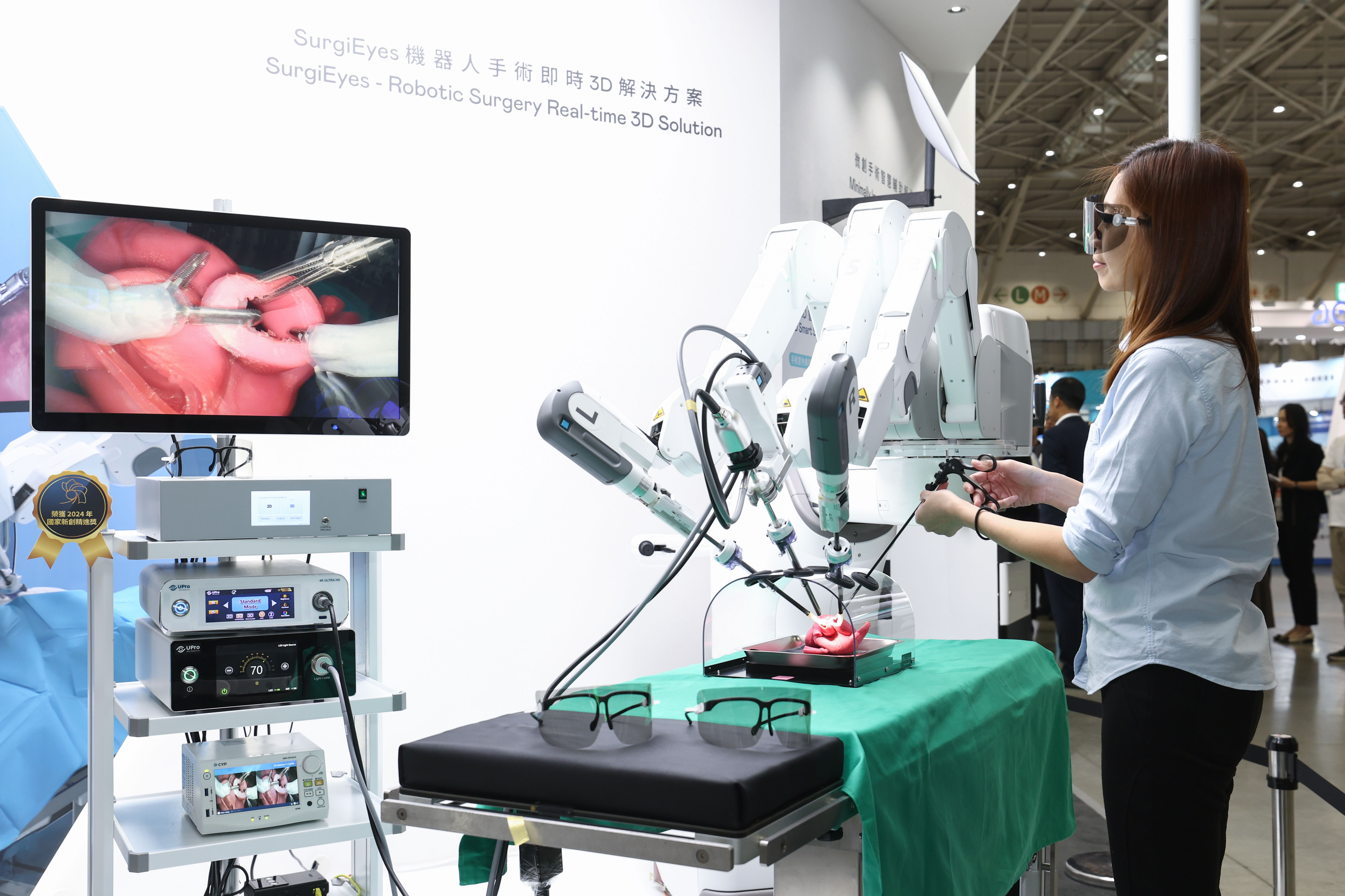 達擎以〝SurgiEyes機器人手術即時3D解決方案〞為核心，打造全方位的3D智慧手術影像平台，透過即時的影像串聯，連結手術室內、外跨場域的應用，協助醫師突破時空限制，為遠距醫療帶來更多的可能性