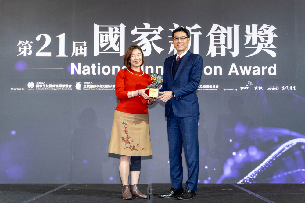 友達旗下子公司友達耘康與達擎分別以「中醫數位化檢測解決方案」及「寬視角3D醫療顯示器」獲得第二十一屆國家新創獎「智慧醫療與健康科技」類別的「企業新創獎」與「國家新創精進獎」兩項殊榮。圖左為衛生福利部政務次長林靜儀、圖右為友達光電智慧醫療事業群總經理廖世宏