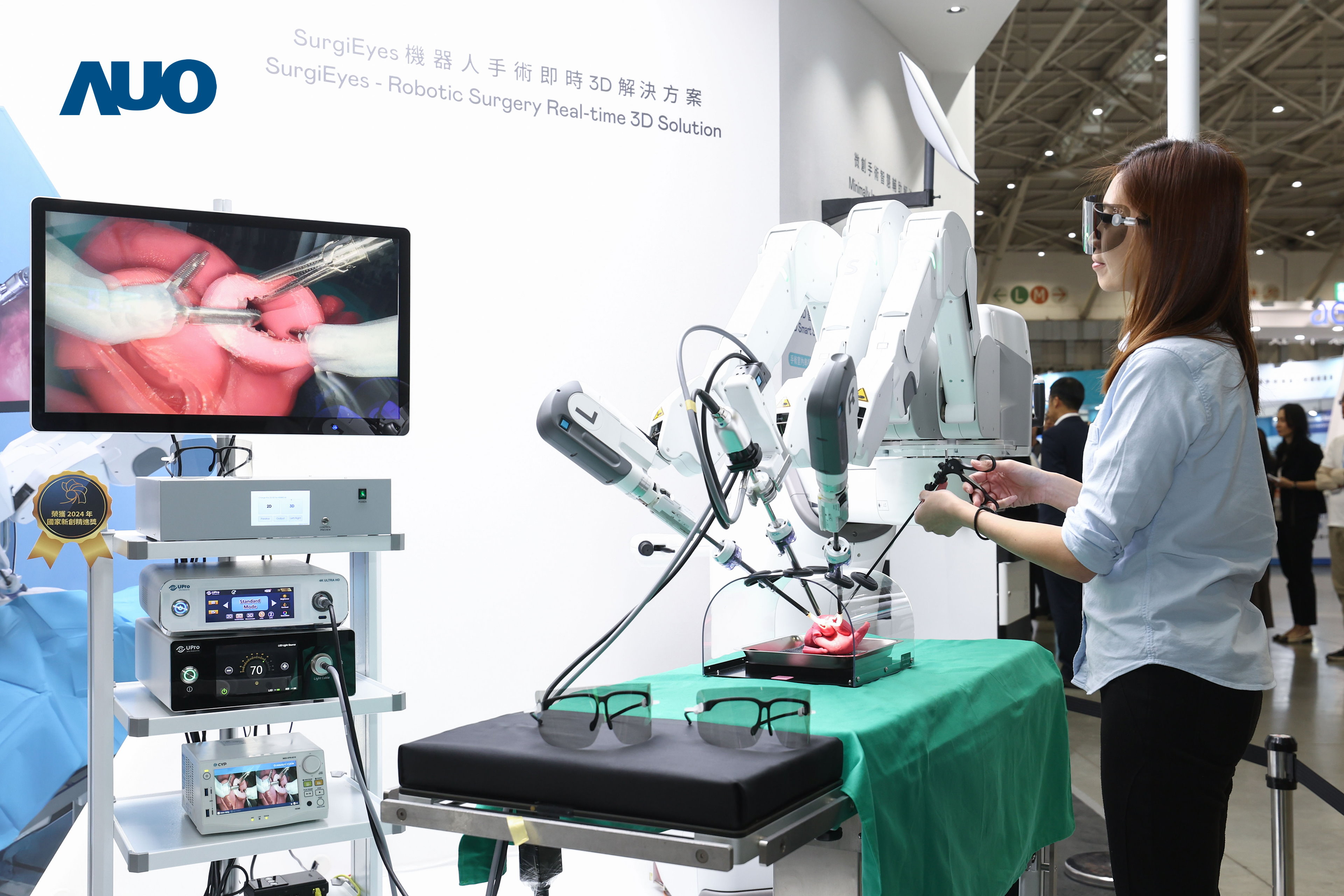 达擎以领先的3D显示技术推出〝SurgiEyes机器人手术实时3D解决方案〞，整合先进3D图像处理与独家3D垂直宽视角、广色域的显示技术，手术团队可实时同步主刀医师视角看到清晰3D影像，提升沟通效率与安全性。